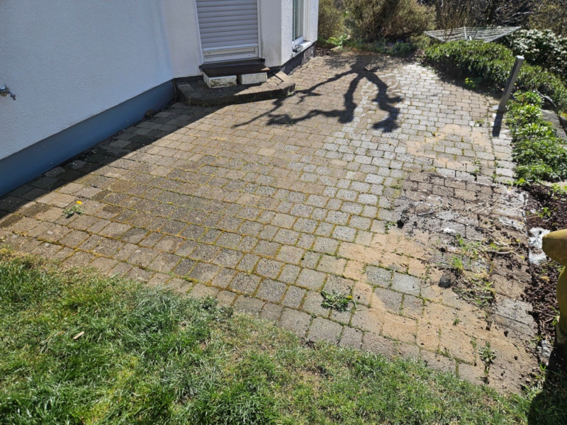 Alte Terrasse mit in die Jahre gekommenen Pflastersteinen