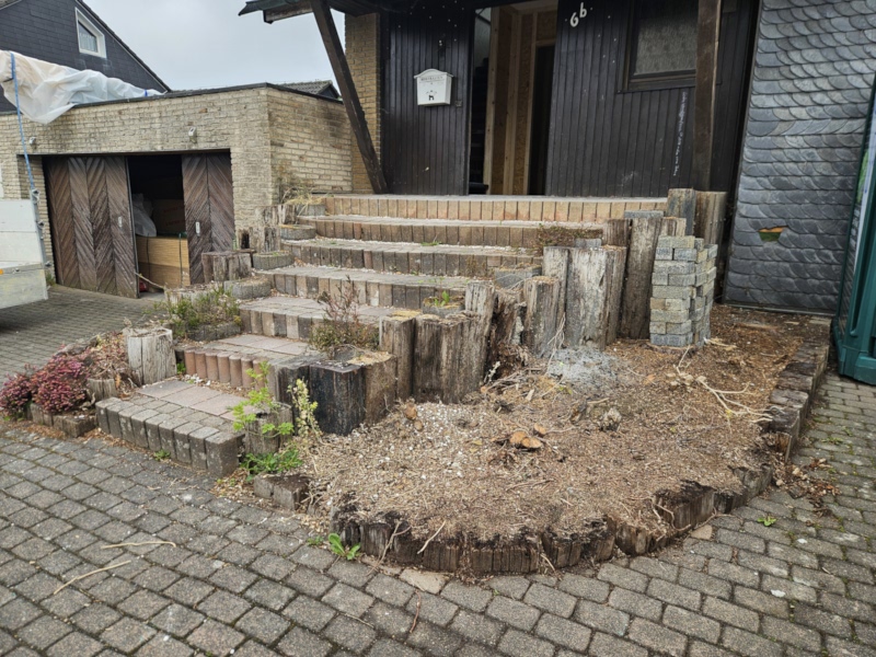 Alte Treppenanlage aus Bahnschwellen